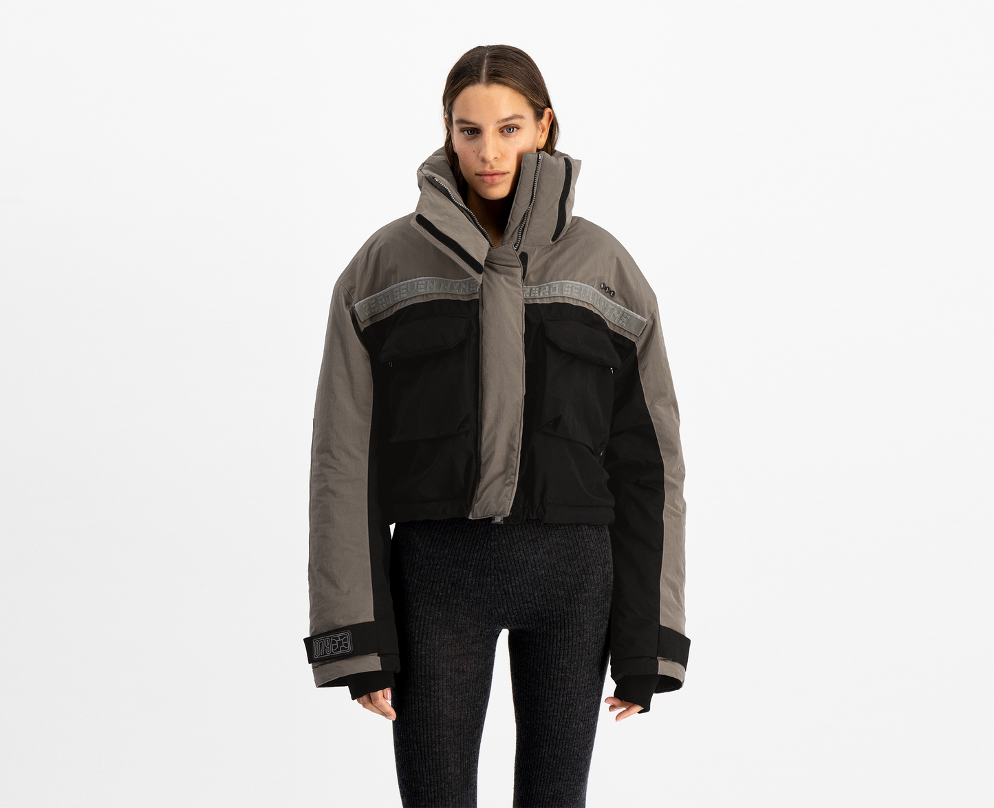 Giacca cropped da donna, colore grigio sabbia/nero