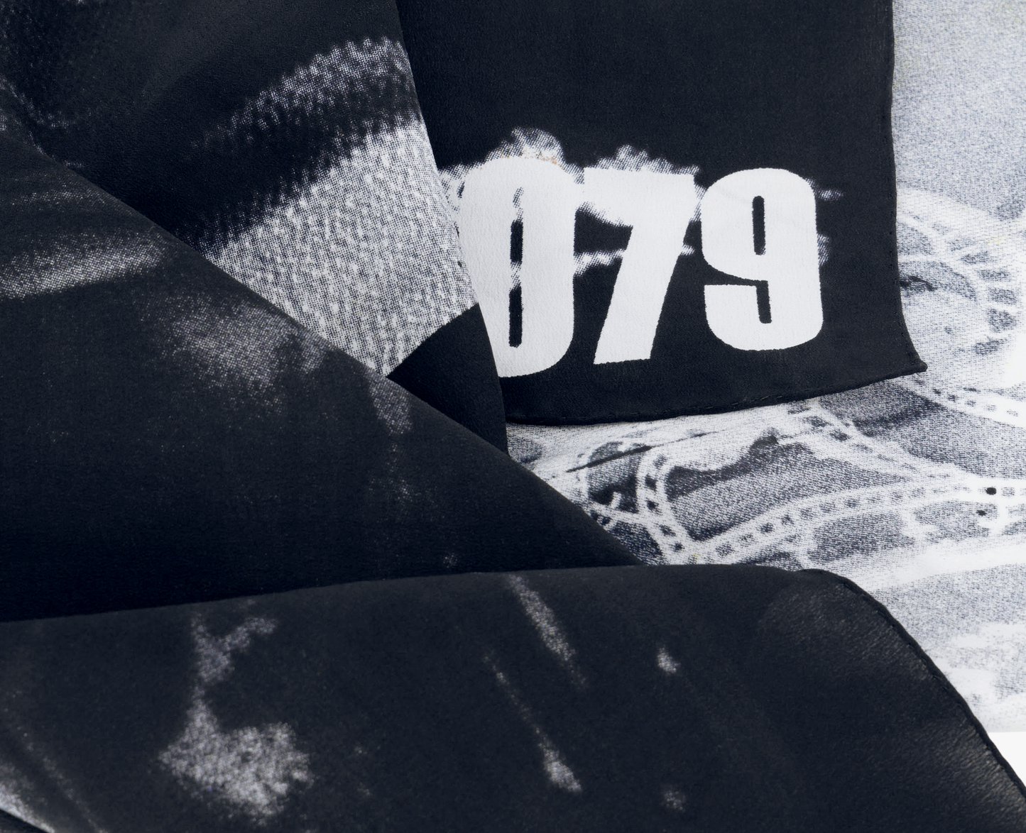 Seiden Foulard "Iconic black"